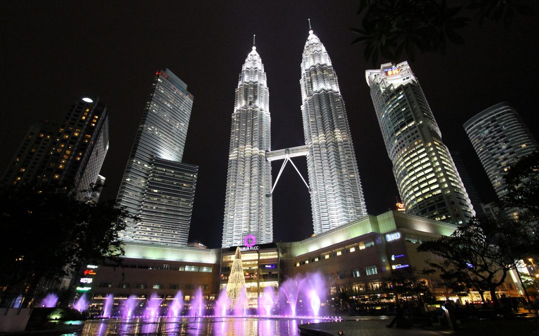 Kuala Lumpur – Tropfsteinhöhle, freilaufende Affen und Tempel