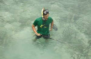 Ricardo beim Versuch zu Fischen auf Pulau Menjangan-Kecil
