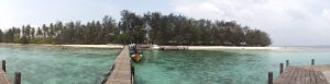 Bootssteg und Sandstrand von Pulau Menjangan-Kecil