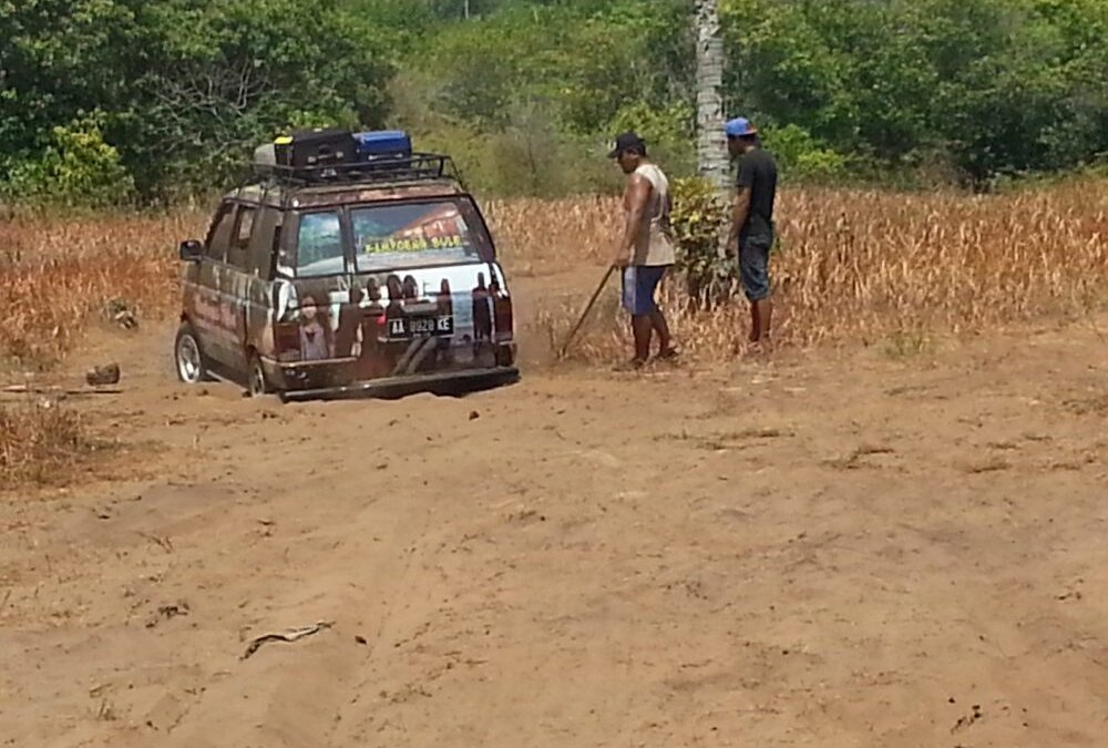 Der Versuch das Auto aus dem Sand zu bekommen