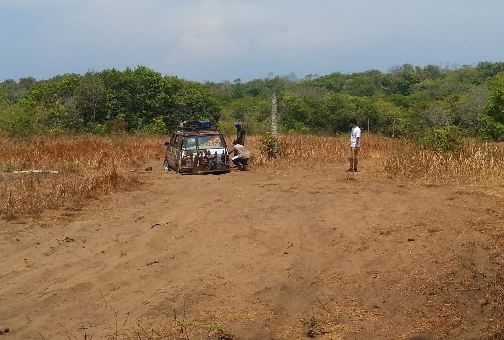 Das Auto steckt im Sand fest