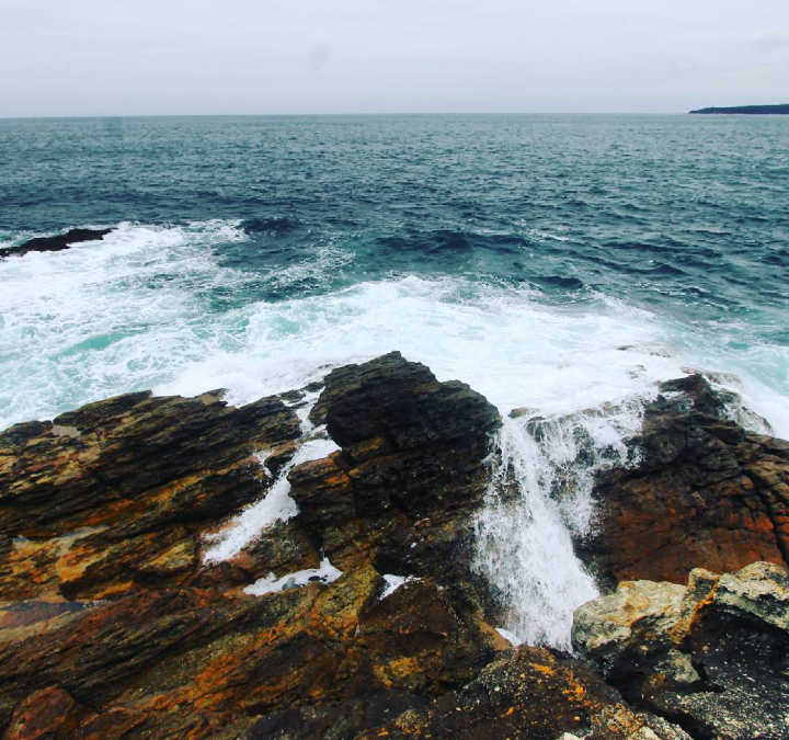 Raue See und scharfe Klippen in Eden