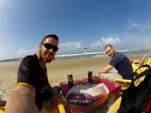 Bierchen am Strand von Tel Aviv