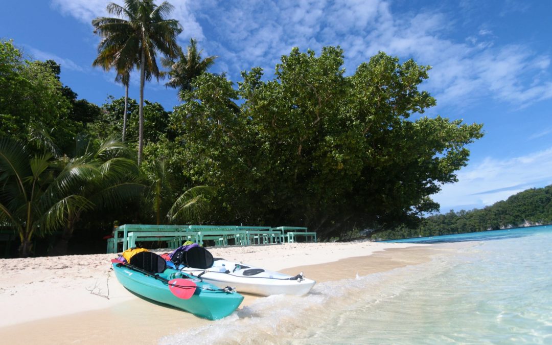 Kajaks am Strand von Palau