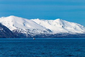 Schneebedeckte Berge in Húsavík