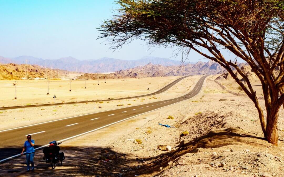 Mit Fahrrad durch die Wüste von Ägypten