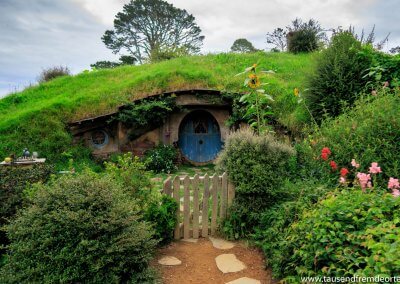 Die Gärten sind genauso bunt wie die Türen im Land der Hobbits