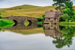 Die Mühle und die Doppelbogenbrücke im Land der Hobbits mal von einer anderen Seite
