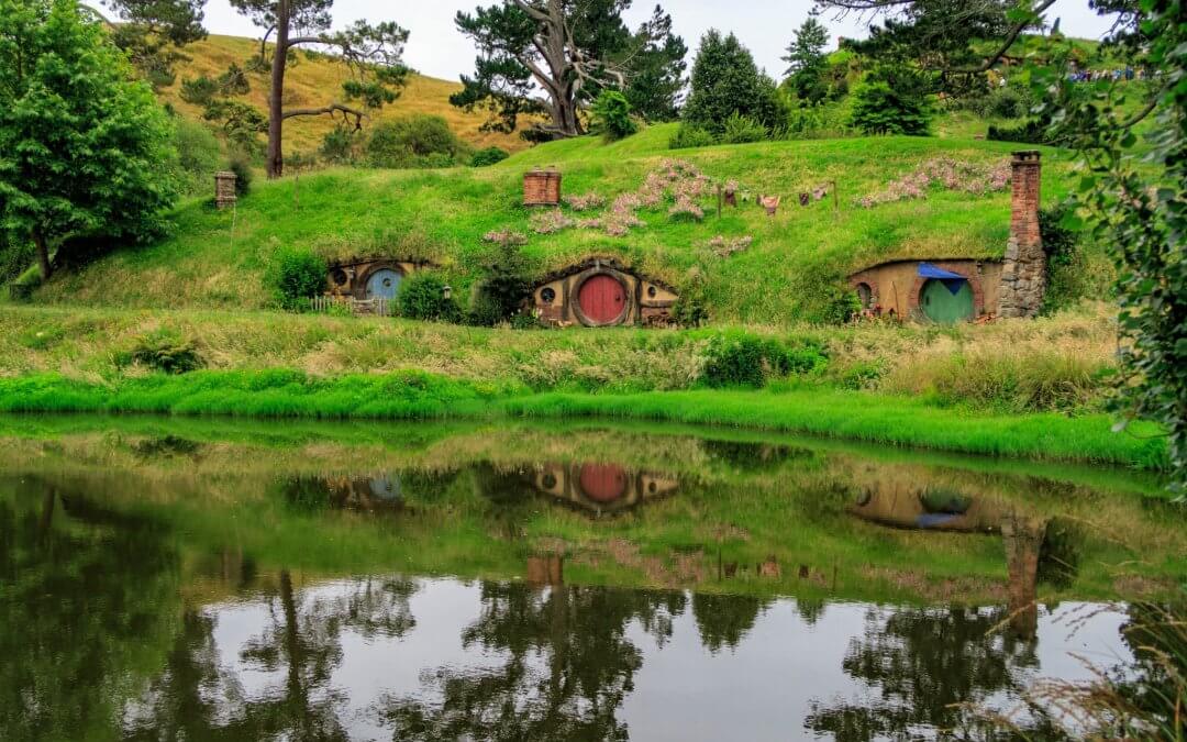 Die Häuser am See machen das Land der Hobbits noch gemütlicher