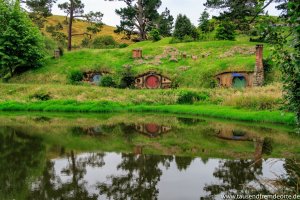 Die Häuser am See machen das Land der Hobbits noch gemütlicher