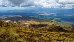 Der Ausblick beim Abstieg auf den Tongariro Nationalpark ist ein weiteres Highlight des Tongariro Crossing