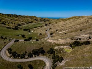 Vorteile einer Fahrradreise - weit und breit kein Auto auf abgeschiedenen Strassen
