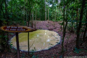 Ein Bombenkrater bei der Besichtigung der Co Chi Tunnel in der Nähe von Saigon.