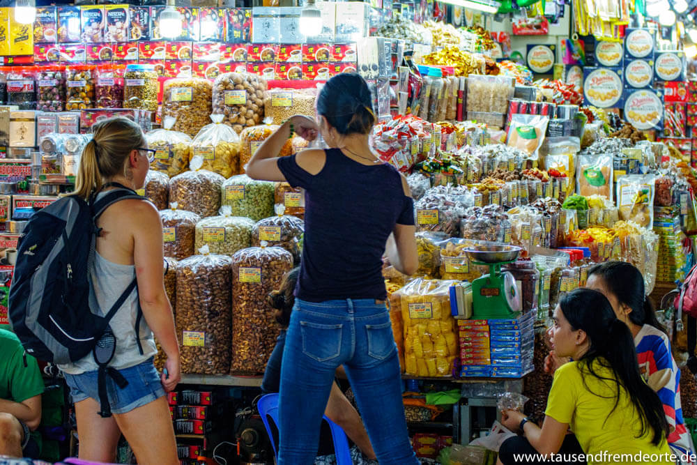 Melanie beim Kauf von Trockenfrüchten auf dem Markt in Saigon