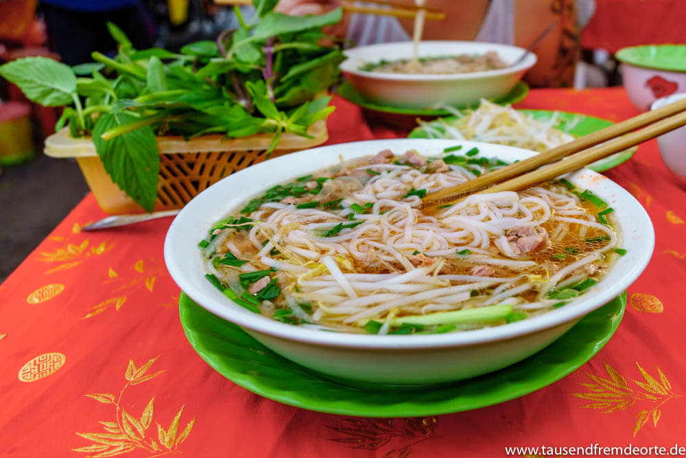 Ein typisch vietnamesisches Frühstück – Pho Bo.