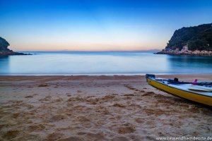 Sonnenaufgang an einem der vielen Strände auf unserer Kajaktour durch den Abel Tasman National Park