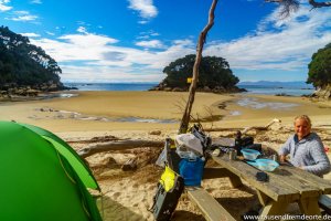 Zeltplatz am Strand der Mosquito Bay bei unserer Kajaktour durch den Abel Tasman National Park