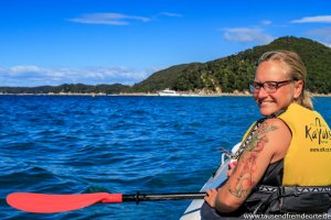 Die glückliche Melanie im Kajak bei unserer Kajaktour durch den Abel Tasman National Park