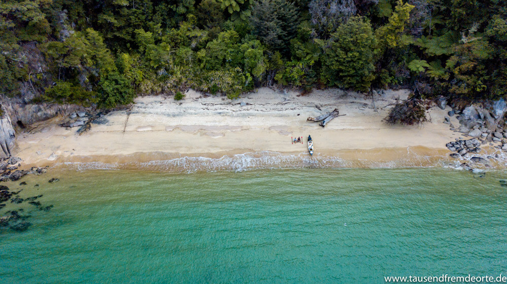 Drohnenaufnahme einer Bucht