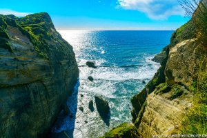 Eine grandiose Aussicht über die Klippen und der tasmanischen See am Cape Farewell
