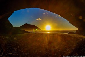 Beim Sonnenuntergang am Wharariki Beach am Cape Farewell herrscht eine besondere Stimmung