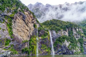 Im Milford Sound reiht sich ein Wasserfall an den nächsten.