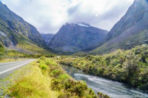 Die Milford Road Richtung Milford Sound kreuzt immer wieder kleinen Bachläufen.