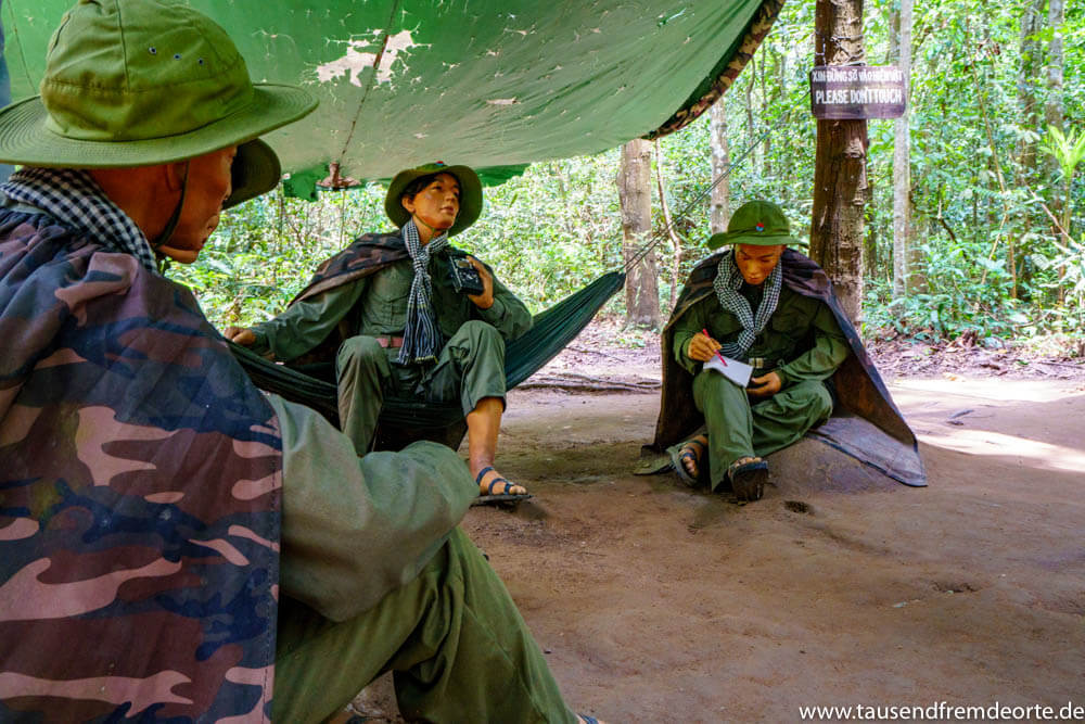 Figuren zeigen, wie das Leben während des Vietnamkrieges in den Cu Chi Tunnel zuging.