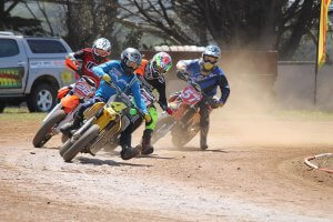 Beim MotoGP auf Phillip Island wird ordentlich Staub beim Motocross fahren aufgewirbelt.