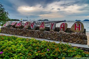 Fähranleger in Chumphon und Lomprayah Schriftzug