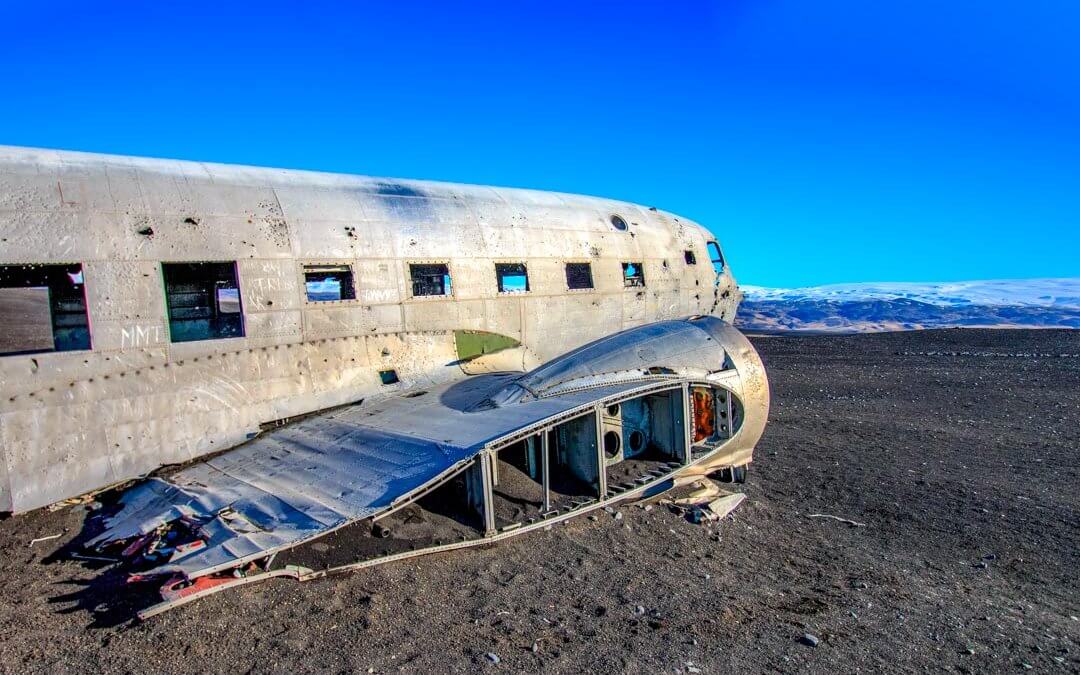 Bergkulisse mit dem Flugzeugwrack in Island