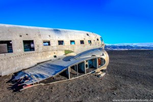 Bergkulisse mit dem Flugzeugwrack in Island