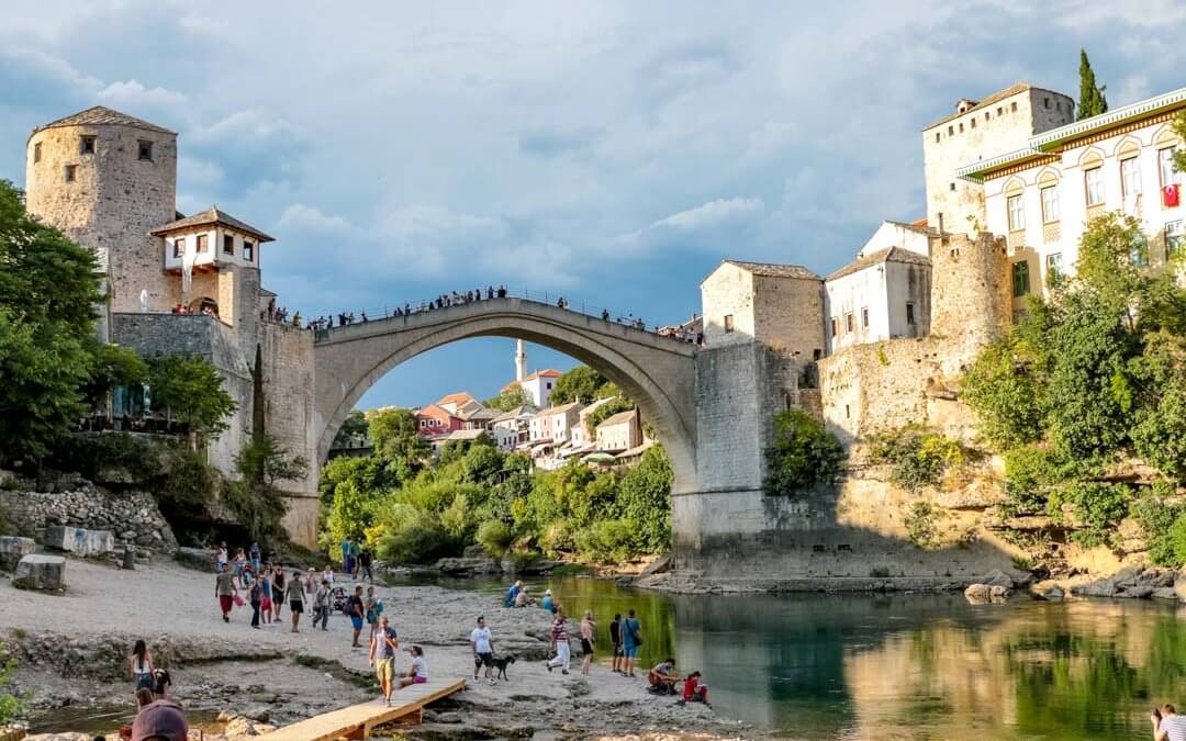 Blick auf die Brücke in Mostar