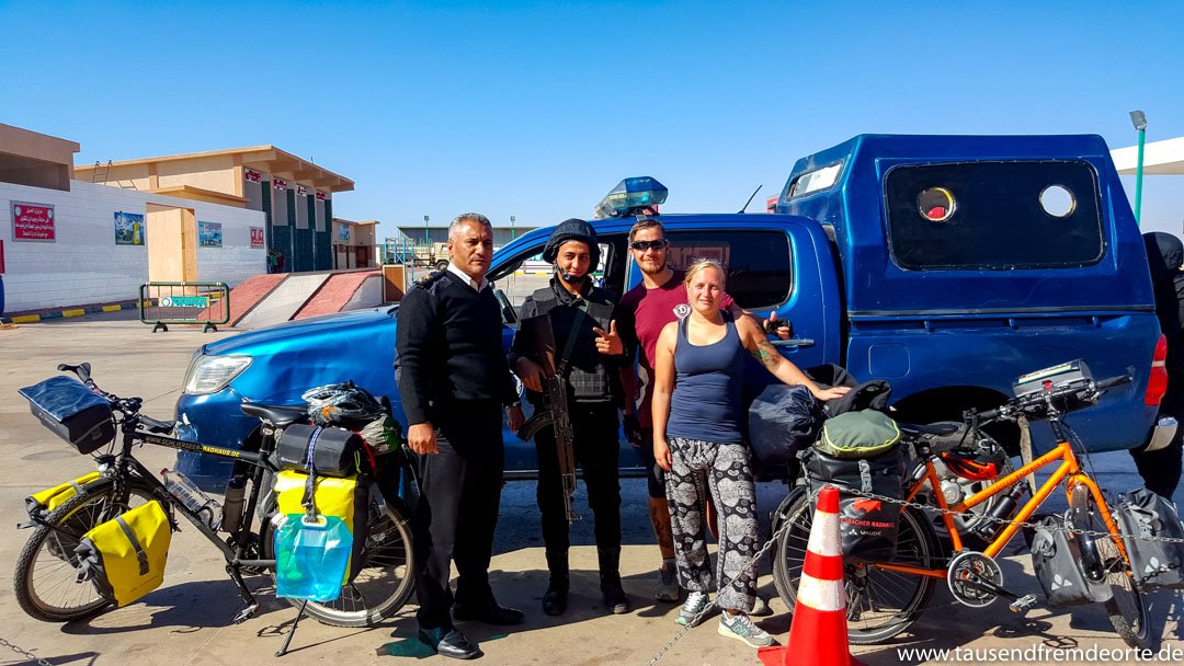 Gruppenfoto mit der Polizei auf der Sinai Halbinsel