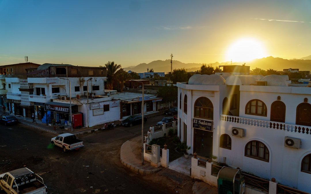 Sonnenuntergang über den Straßen von Dahab in Ägypten