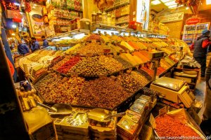 Gewürze auf einem Markt in Istanbul. Eine besondere Sehenswürdigkeit.