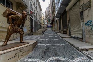 Statue eines Porters in einer Seitengasse in Istanbul