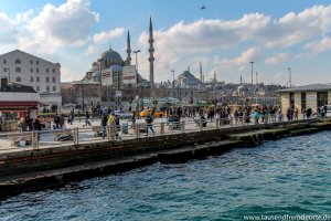 Eine Moschee am Meer in Istanbul