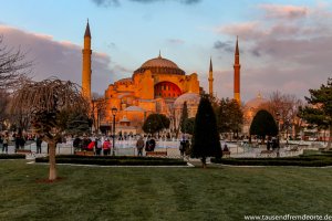 Istanbul Sehenswürdigkeiten: Sultan Ahmed Moschee bei Sonnenuntergang