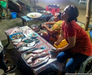 Verhandlungsgespräche auf dem Fischmarkt auf Karimunjawa