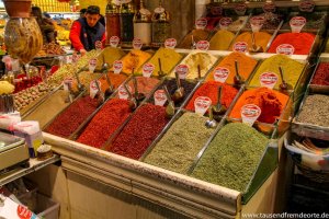 Istanbul Sehenswürdigkeiten: frische Gewürze auf einem Markt