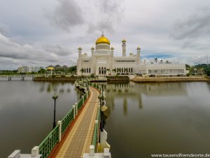 Moschee mit goldener Kuppel am Fluss in Bandar Seri Begawan