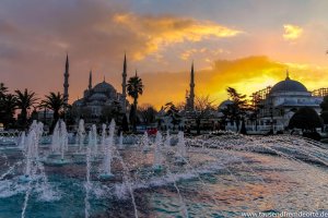 Moschee in Istanbul bei Sonnenuntergang