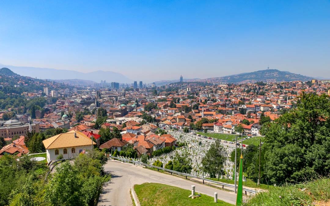 Blick auf Sarajevo mit den umliegenden Bergen