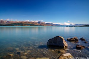 Der tiefblaue Lake Pukaki mit dem Mount Cook im Hintergrund