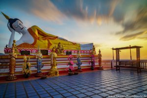 Der Sonnenaufgang hinter der liegenden Buddhastatue gehört in unseren Jahresrückblick 2018