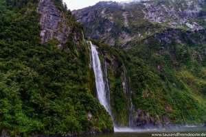 Einer von vielen eindrucksvollen Wasserfällen im Milford Sound