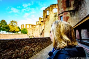 Melanie bestaunt die Schlossruine in Heidelberg