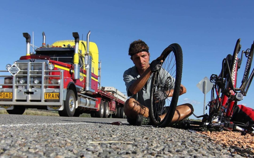 In Australien wird der Platten einfach auf der Strasse mit vorbeibrausenden Trucks repariert